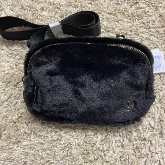 - NWT - Lululemon Everywhere Belt Bag - Blk/plush fleece - Picture 3 of 4